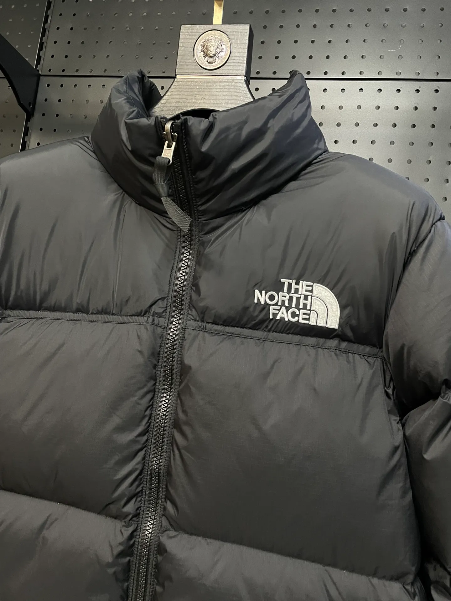 Black 【The North Face 1996Nuptse 1996/Classic / / 】 ： The North Face" 、 。 The North Face" 。 The North Face。 。 , 。 The North Face" , Yosemite Half Dome, 。 + ： ✅ ：RDS Quality 700 / 280g ✅ ： ✅ ：YKK ISO 9000Quality ZP ✅ ：340TPremium ✅ ： ， ， Lightweight 。 ： ： DWR (DWR ） ～ ： 700 （RDS ) 1990 ， ， ， ， Lightweight 。
